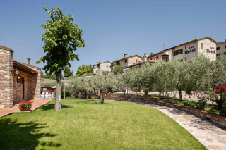 Giardino esterno di struttura Pet Friendly | Hotel La Terrazza ad Assisi | Hotel tre stelle ad Assisi con ristorante, centro benessere, SPA e ristorante interno