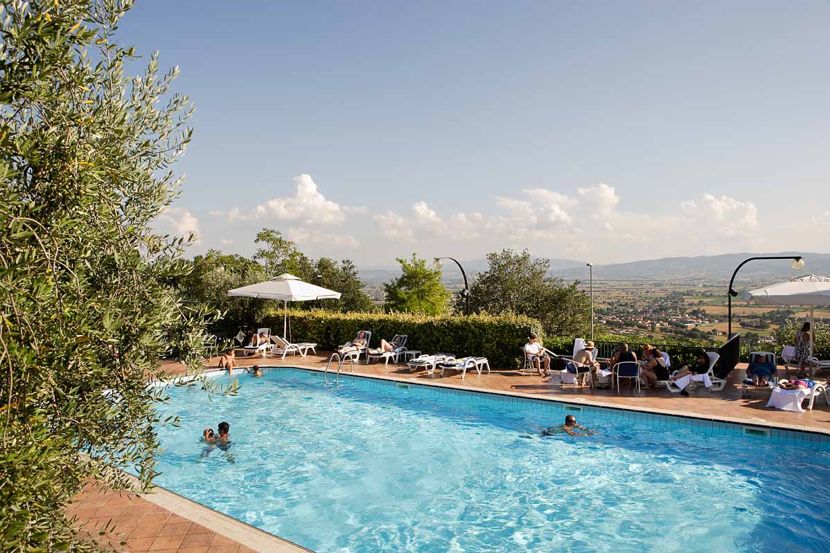 Piscina esterna con lettini e ombrelloni | Hotel La Terrazza ad Assisi | Hotel tre stelle ad Assisi con ristorante, centro benessere, SPA e ristorante interno